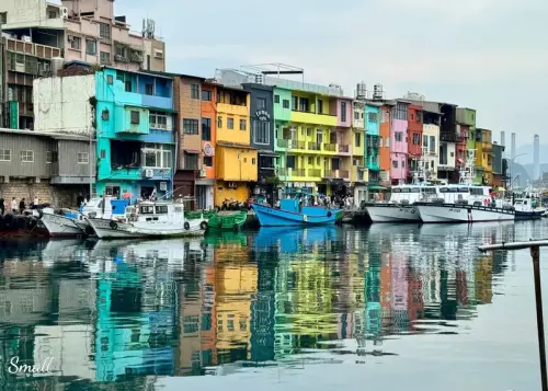 基隆必吃必去｜正濱漁港+台畜熱狗堡公車站+金龍肉羹｜繽紛好拍的彩色屋和公車站，在地排隊美食金龍肉羹一定要來吃吃看