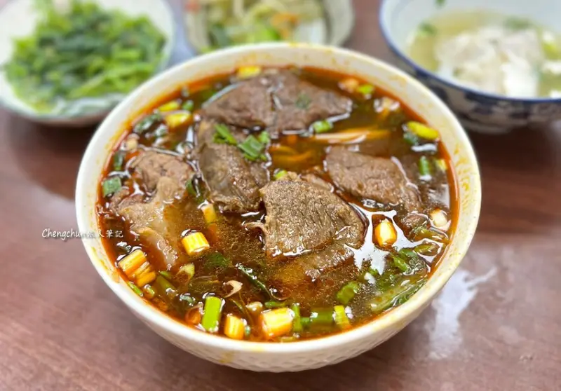 台北士林【忠誠牛肉麵】一碗回味無窮的紅燒牛肉麵！排隊也值得！