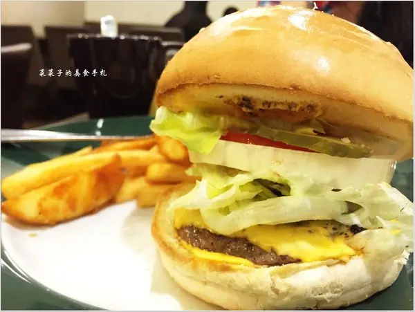 [新北新莊]13th美式餐廳|高CP值台灣土雞柳條、獨特蒜翻薯|香蒜燻鴨肉義大利麵、起司牛肉堡、奶油野菇培根燉飯|近捷運輔大站
