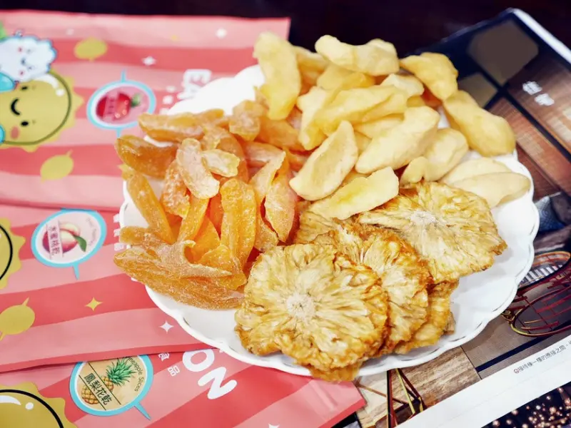 曠野文農小灣小農果乾，這個果乾的口感好像軟糖，還是低糖的版本，水蜜桃也太好吃