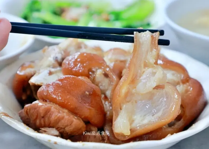 彰化市美食推薦！必吃新町米糕爌肉飯，豬腳 米糕香氣都滿分。