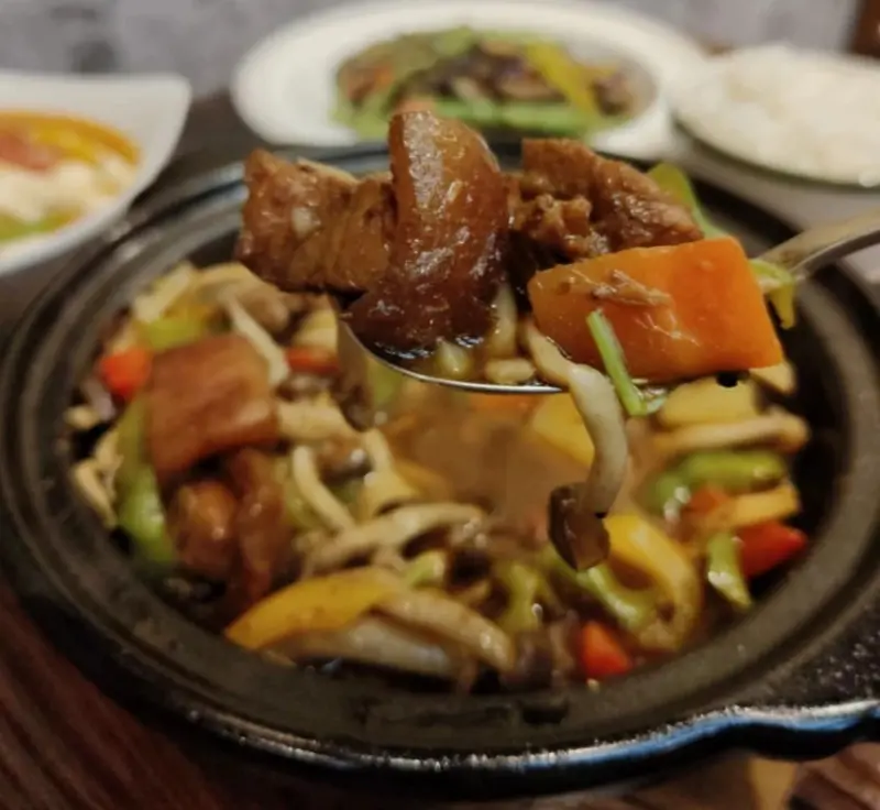 新竹一碗鮮米線＆砂鍋菜｜香辣嗦粉＋下飯紅燒肉吃的超滿足！