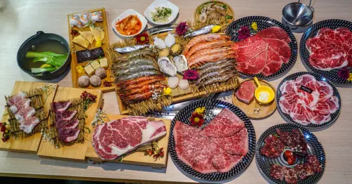 桃園燒肉吃到飽！燒肉道超酷軌道送肉，海鮮火鍋也超讚，聚餐首選。