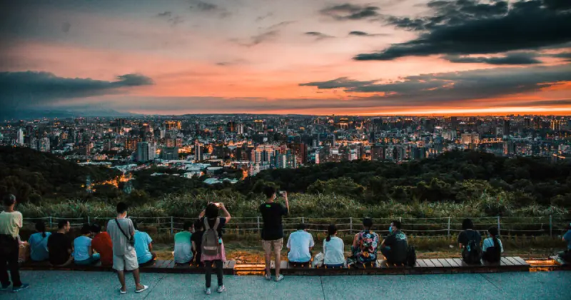 桃園夜景必看7大景點推薦！最美夜景公園 玻璃屋景觀餐廳，情侶約會先卡位。