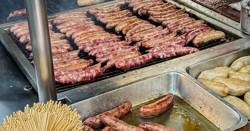 高雄三民區保安宮前排隊美食，大腸香腸配蒜頭黃瓜超對味！