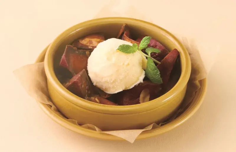 JR品川車站「ecute品川」舉辦秋季水果地瓜祭，西洋梨蘋果、地瓜杯裝甜點、蘋果地瓜焙茶布丁蒙布朗、蘋果地瓜麻糬等應有盡有。