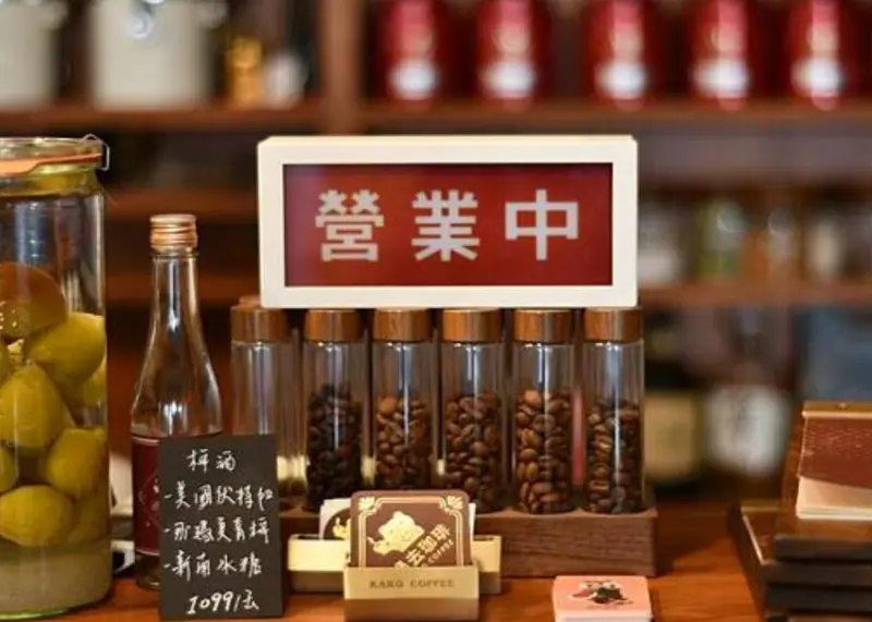 偏鄉中的溫暖小店：過去珈琲，台南大內必訪的深夜咖啡店。