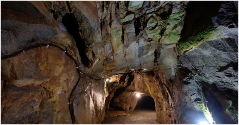 基隆隱藏版景點！佛手洞 烙印在天然海蝕洞穴的佛掌，親子旅遊必遊基隆秘境。
