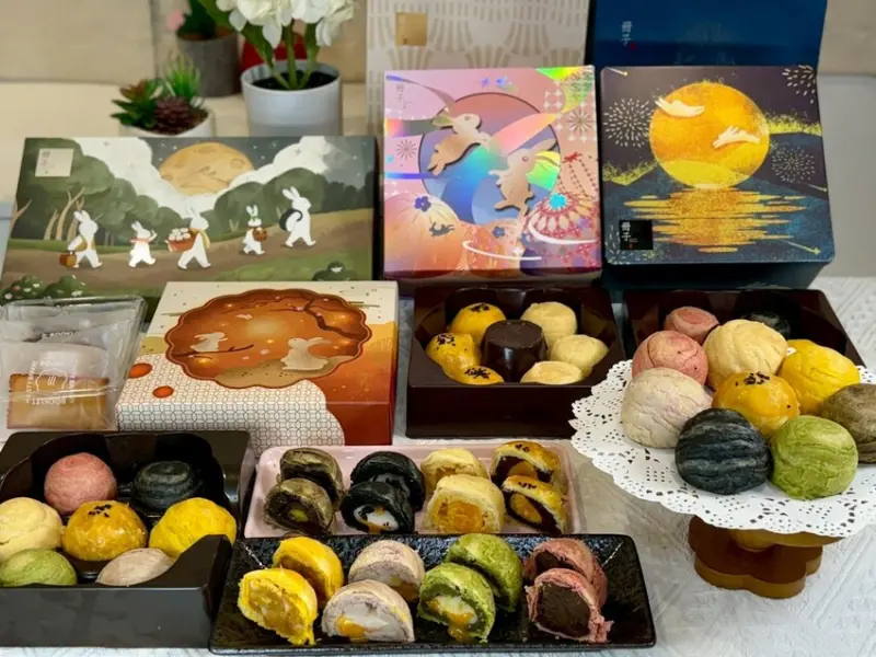 【中秋節送禮首選】冊子油飯不只油飯！中秋禮盒華麗登場早鳥限量預購優惠中，禮盒選擇不只經典蛋黃酥，還有七彩流心酥等著你