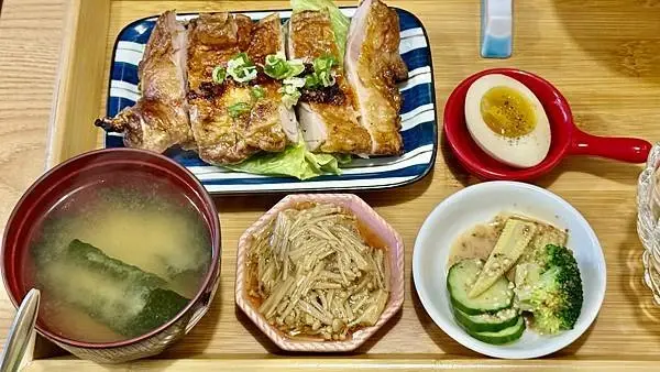 桃園青埔美食【青塘小橡】餐點擺盤精緻/加價120元升級定食/現點現做日式料理/客家幣特約店家/華泰名品城萬...