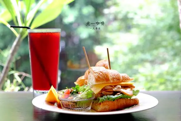 [中山站美食] 光一咖啡-老屋改建的文青咖啡廳，靜美的都市綠洲！(附完整菜單MENU) 中山站咖啡廳/中山站下午茶/台北有wifi插座咖啡廳/台北咖啡廳
