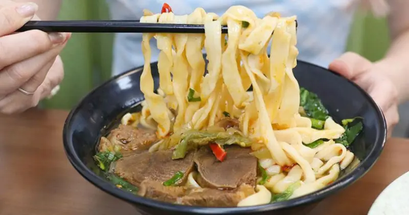 新竹牛肉麵推薦！幸福食光川菜大廚紅燒牛肉麵，炒飯、紅油炒手必吃。