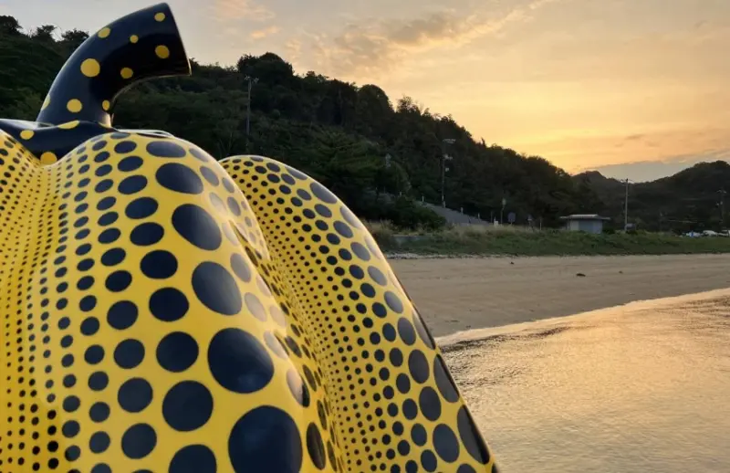 瀨戶內直島最棒的玩法，踩著單車，不用刻意規劃，卻恰到好處的海岸線與藝術風景。