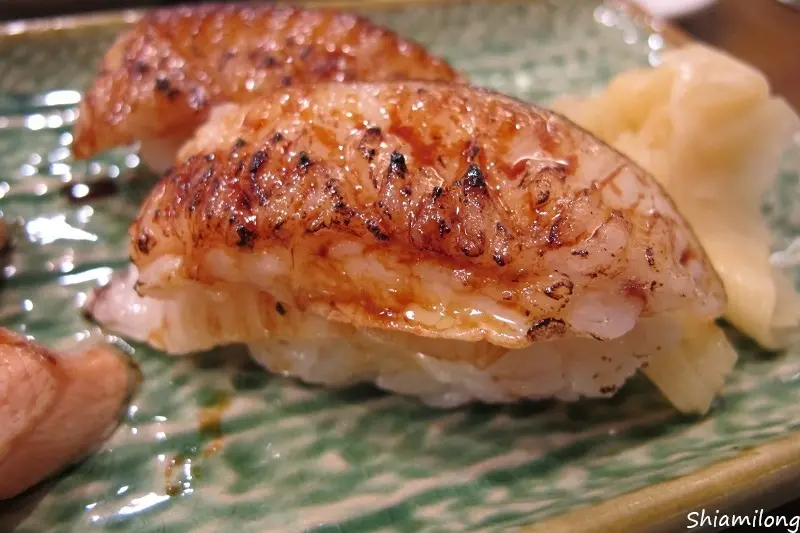 【台南】安平區 ★ 台南吉藏日本料理 - 炙燒比目魚緣側握壽司富含油脂，搭配壽司醋飯入口即化，好想一口接一口啊~