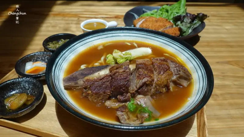 台北松山【一茶一瓦 一號糧倉店】帶骨牛小排麵，米其林必比登推薦