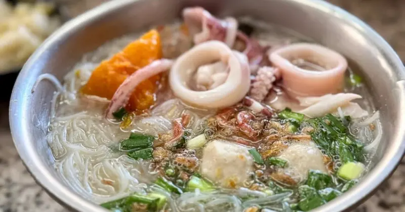 花蓮美食推薦！單一純賣雞湯小卷米粉天天排隊，免費續湯續麵CP值超高。