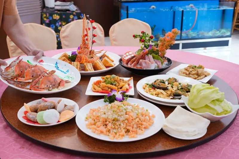 基隆市安樂區帝龍海產餐廳｜現撈海鮮好吃份量大 龍蝦三明治必點、蒜泥鮑魚板條、生菜蝦鬆 單點合菜都有 還有免費停車場