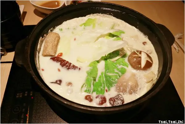 [台北大安]聚北海道昆布鍋-台北誠品敦南店|冬の限定！香醇濃郁北海道牛奶鍋|特選肋眼、精緻時蔬拼盤+海鮮漿、抹茶奶酪、梅子風味醋、桑葚冰沙