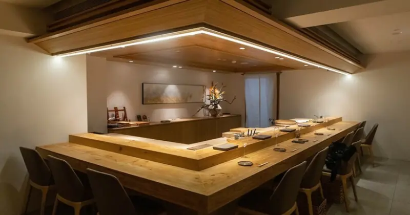 忠孝復興站3分鐘就到！東區日料「鮨金 Sushi Kane」，三家米其林經驗主廚、炭燒大間鮪蛇腹握壽司必吃。