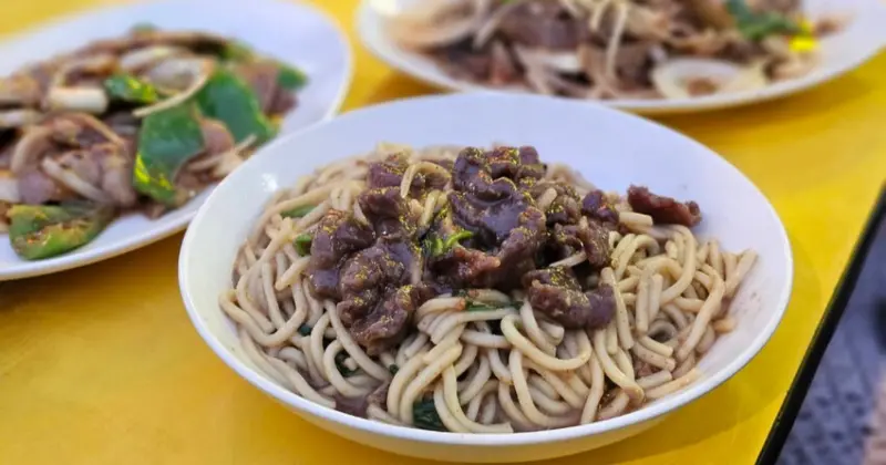 寧夏夜市老店牛媽媽控肉飯，大火爆炒超夠味，經典美食推薦