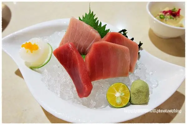 【台北】捷運市府站/象山站。商業午餐/定食/素食丼。台北信義那米哥會館「Lamigo點心坊」CP值超高的生魚片丼飯，無敵好吃的大腹O-TORO