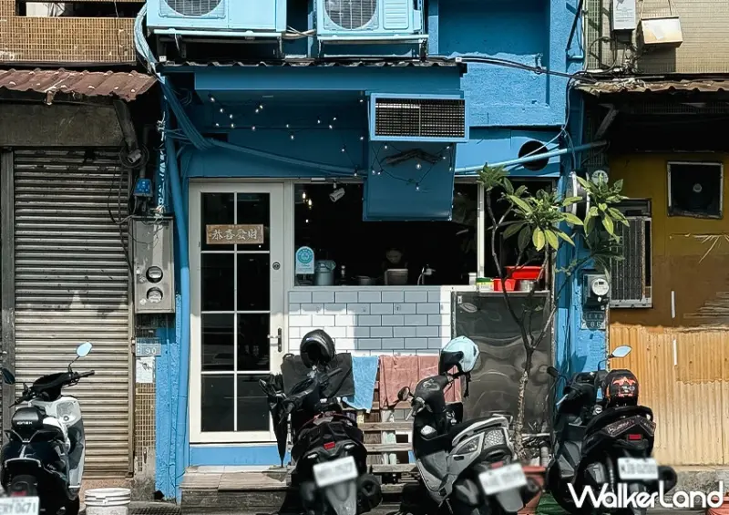 基隆正濱漁港美食推薦！河豚很多 在防空洞裡面吃飯，義大利麵、窯烤披薩都有。
