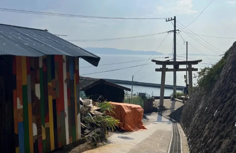 跟著海風與貓散步吧！山城漁村的石牆屋舍藏著一間間懷抱夢想的手作小屋「瀨戶內海新星島嶼－男木島」。