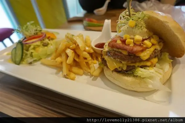 (美食)新莊輔大 高CP值早午餐下午茶選擇應有盡有♥::荷亞輕食館輔大店Hey Yall Diner::