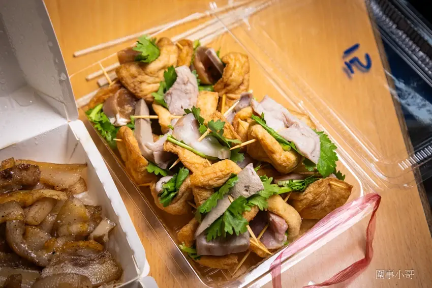 宜蘭傳統小吃推薦-復元行季節限定一串心！口味多樣搭配特製沾醬好吃到停不下來啦，美味的大腸包香腸加蘋果泡菜也讓人口水直流。 @圍事小哥的幸福相框