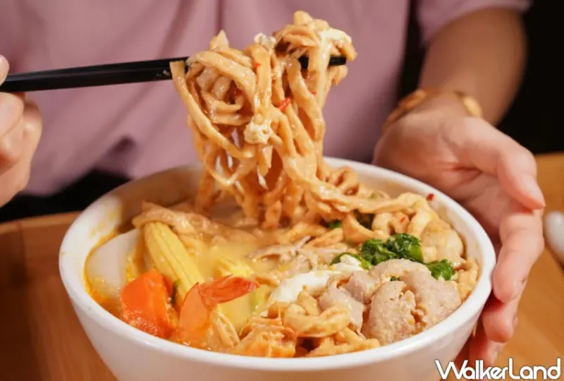 高雄鍋燒麵推薦！謙稻鍋燒湯頭真材實料，剝皮辣椒與叻沙風味都不容錯過。