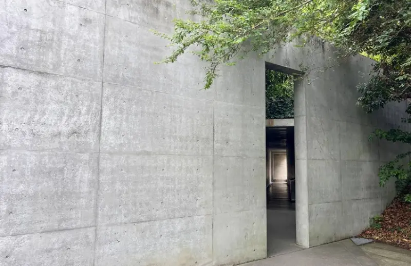 瀨戶內直島最棒的玩法，踩著單車，不用刻意規劃，卻恰到好處的海岸線與藝術風景。