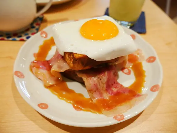 【Miss V Bakery】赤峰街必吃美食/牽絲不斷的辣味起司三明治與超美味的肉桂捲