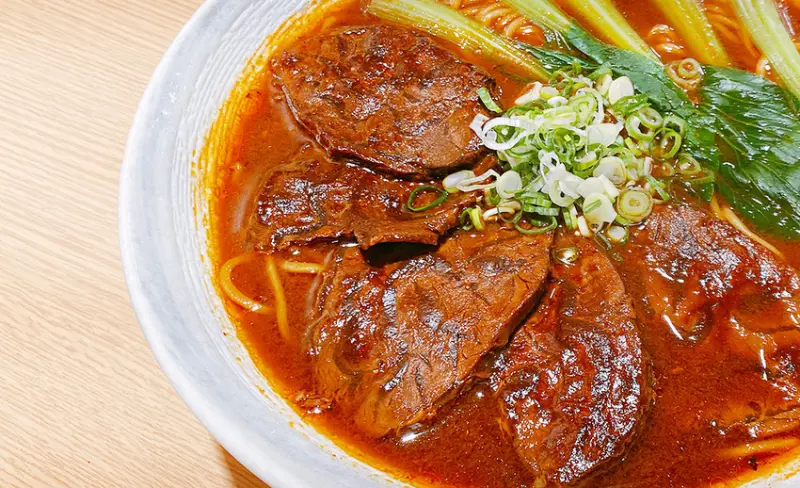 桃園牛肉麵美食推薦【集英會牛肉麵-武陵店】使用高品質牛腱心軟嫩帶膠質，必點涼拌魚皮，六種湯頭各有特色，適合愛吃牛肉麵的老饕│桃園美食推薦