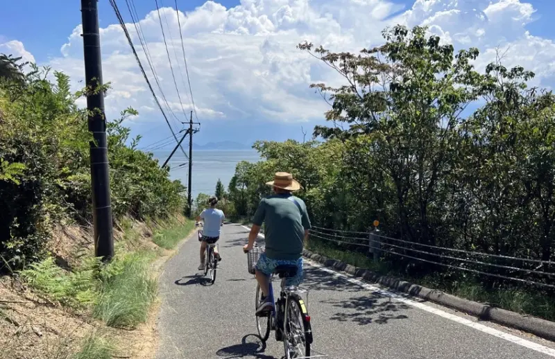 瀨戶內直島最棒的玩法，踩著單車，不用刻意規劃，卻恰到好處的海岸線與藝術風景。