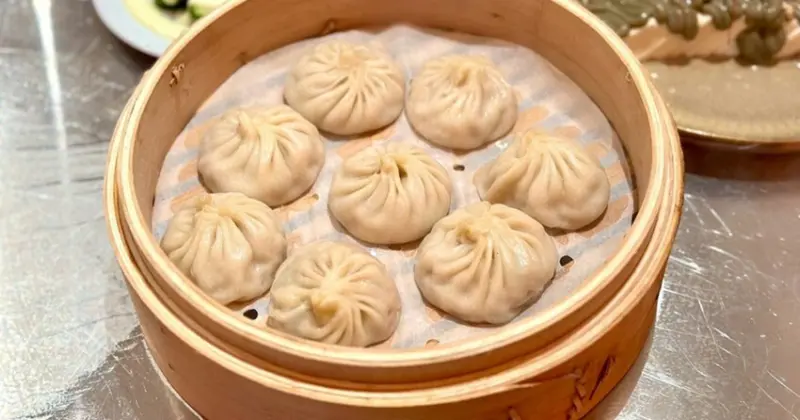 台中忠孝夜市旁！落花小籠湯包文青風小籠湯包，隱藏版美食清單跟上。