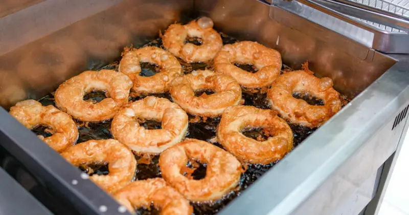 士林夜市脆皮鮮奶甜甜圈！小月點心屋港式道地冰火菠蘿油也推。