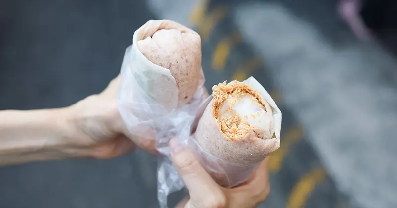 礁溪排隊美食！安記幸福餐車花生捲冰淇淋 Threads爆紅，限購6組、餅皮賣完就收攤。