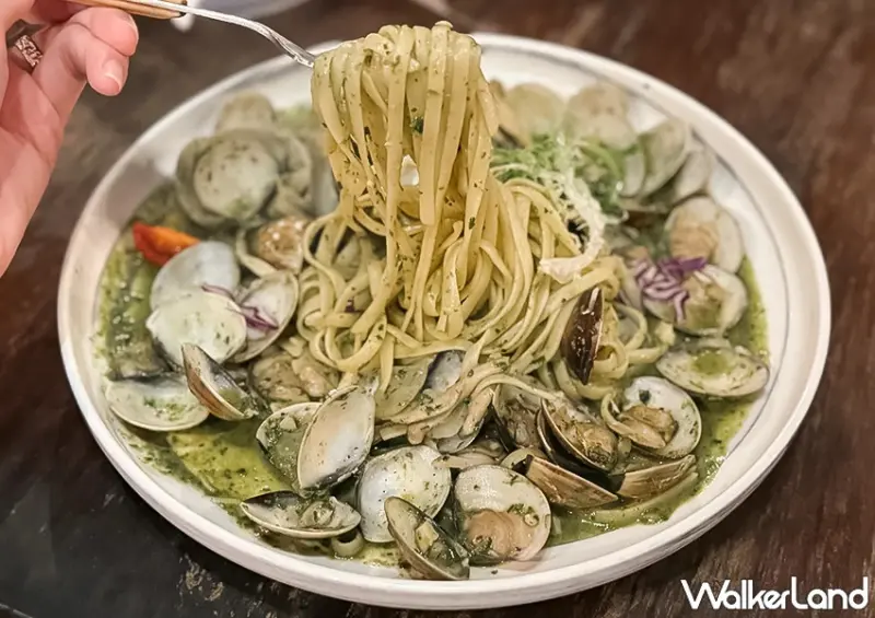 基隆正濱漁港美食推薦！河豚很多 在防空洞裡面吃飯，義大利麵、窯烤披薩都有。