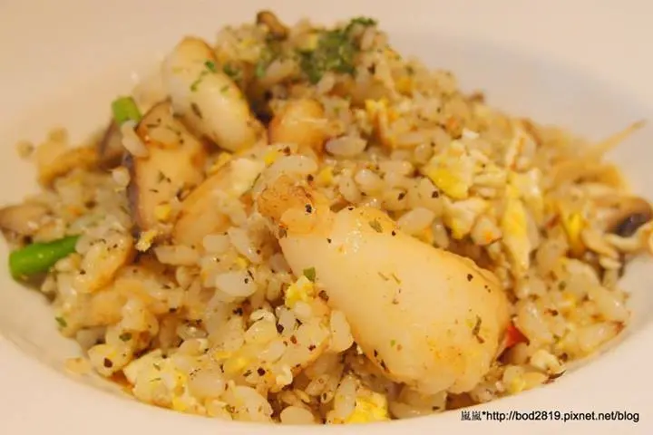 ＜試吃＞【台北東區】LIVE饗樂Pasta&Cafe－香辣海鮮義大利麵辣得過癮，海鮮多且新鮮！營業至12點，讓您聊到最後一刻！