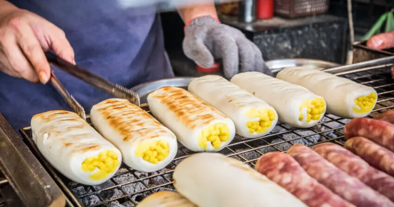 桃園大溪美食必吃！大溪香腸哥炭烤銀絲卷夾香腸，銅板美食超誘人