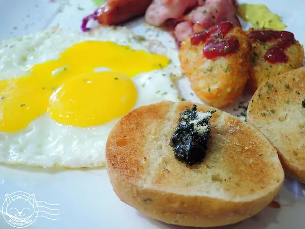 【星羽愛美食-台中】平價美味早午餐，青醬麵包和炸物好好吃，漢堡肉排又厚又多汁~公海Gong High。        
      