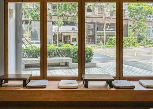 林口Grato Coffee必訪！大片落地窗臥榻座位，享受美食與悠閒時光。