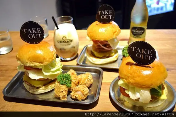 TAKE OUT burger&cafe咖哩可樂餅漢堡