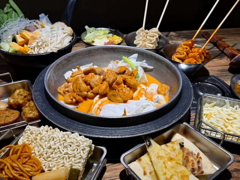 【西門町美食】甩鍋雞볶찜韓式炒雞吃到飽-西門店：不分平假日469元起八種韓式炒雞吃到飽，現在還新推出399元起銅盤烤肉吃很飽跟自助吧吃到飽︱捷運西門站交通、菜單、評價