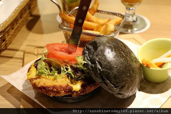 「Fanier chefs burger 費尼主廚漢堡-台北忠孝店」--- 創意美式漢堡，舒適環境貼心服務