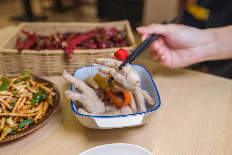 川麵道北平店｜台中正宗四川味罐罐米線，7種特調湯頭獨特泡椒辛香料陶罐燉煮砂鍋，一吃上癮的台中北屯美食推薦