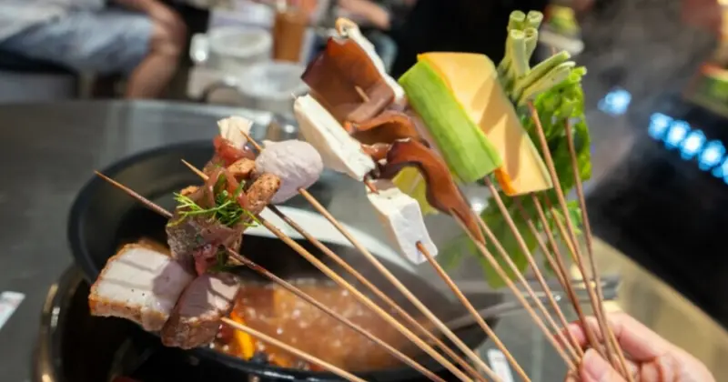 樂華夜市旁李鐵柱百草串串香，重慶麻辣串串最低99元起，永和美食推薦