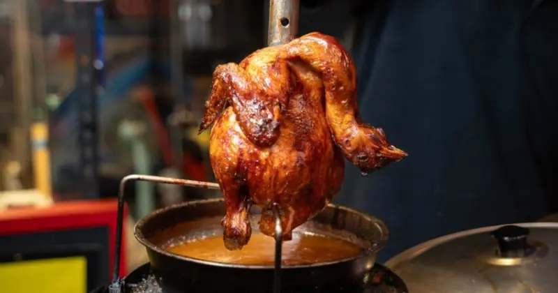 景美夜市美食！雞老闆桶仔雞景美店爆汁烤雞，學生壽星才399元。