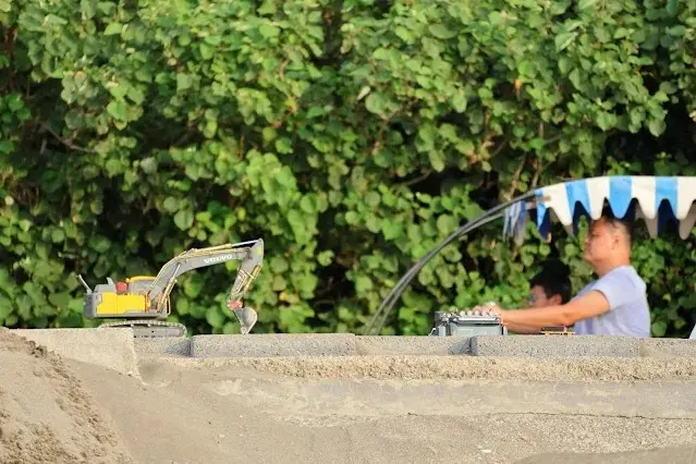 新屋濱海林蔭沙洲 (西濱公路) - 遙控挖土機