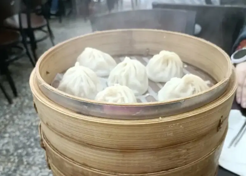 三芝小籠湯包排隊美食！鮮肉湯包份量十足，經濟實惠讓你吃好又吃飽。